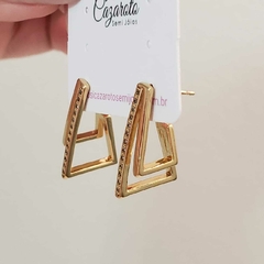 Brinco formato triangular com dois fios sendo um liso e um cravejado com zirconias cristais folheado em ouro 18k - comprar online