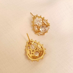 Brinco gota com 6 zirconias cristais folheado em ouro 18k - comprar online