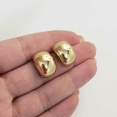 Brinco minimalista dourado liso folheado em ouro 18k - comprar online
