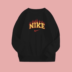 Buzo con letras de fuego sale