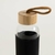 Botella de vidrio con tapa de bambú y funda de silicona | Negra en internet