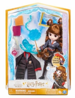 BONECA HERMIONE 20 CM - ACESSÓRIOS E PATRONO - SUNNY -