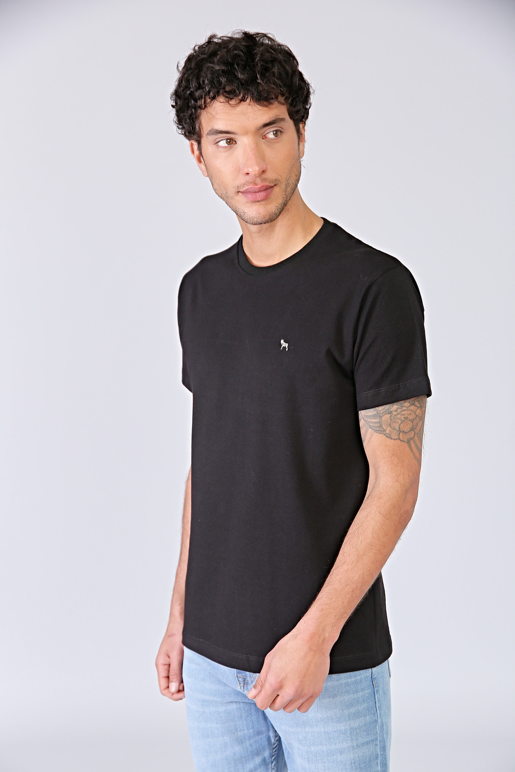Remera basica negra hombre hotsell