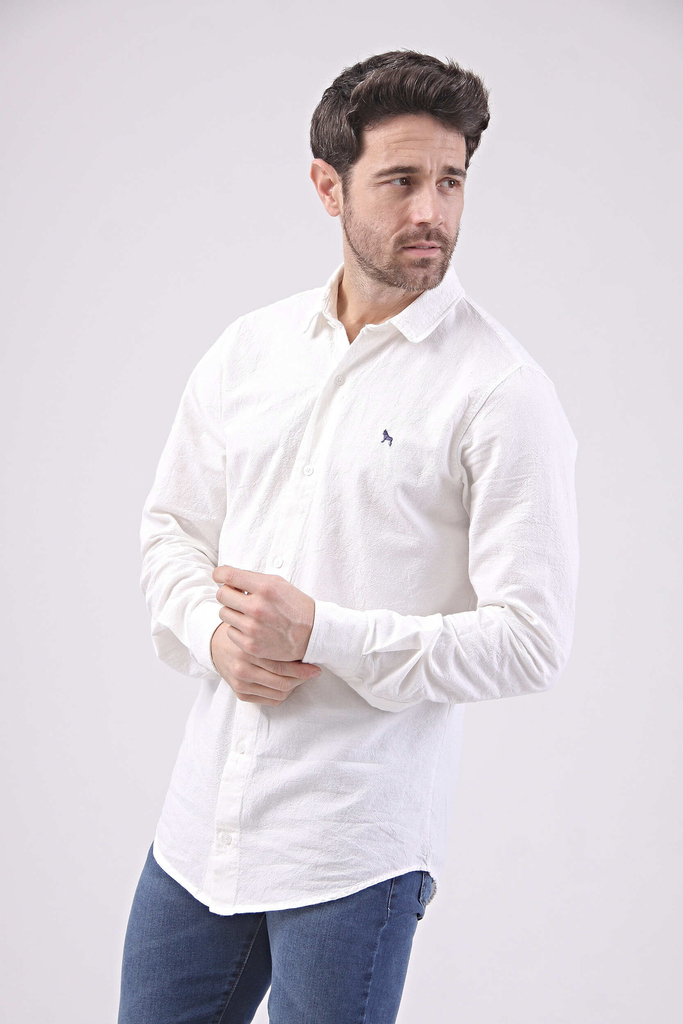 Camisa blanca con pantalon de mezclilla hombre sale