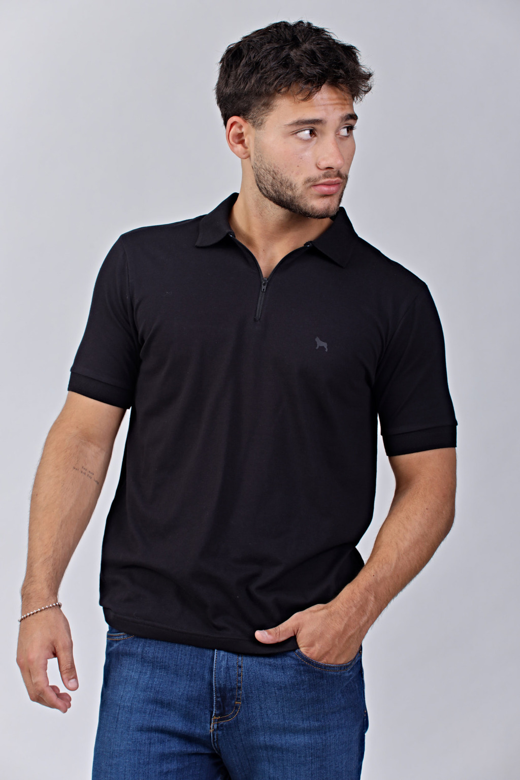 Chomba de Algodon Lycra Negra con Cierre Elegancia y Comodidad