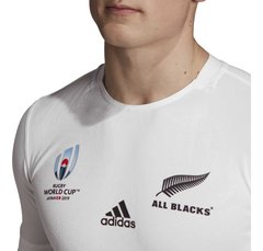 Camiseta de rugby blanca de los All Blacks con el logo del Mundial Japón 2019 y la marca Adidas.