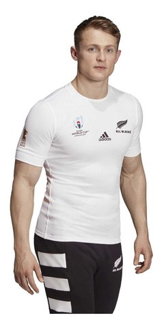 Camiseta de rugby blanca de los All Blacks, modelo profesional del Mundial de Japón 2019, usada por un hombre.