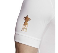 Camiseta de rugby blanca con el logo de la Copa del Mundo y las fechas 1987, 2011 y 2015 en la manga.