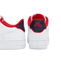 Zapatillas Nike Air Force 1 07 Lvb 1 para hombre, vista trasera en color blanco con detalles en rojo y azul marino.