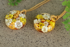 Colar Mix de flores redondo (2,5 cm) Amarelo, creme e laranja - comprar online