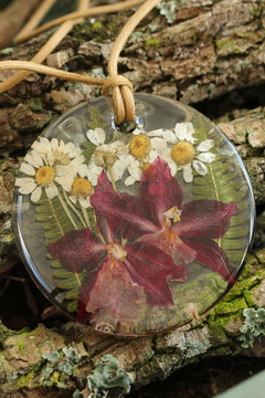 Maxi Colar Orquídea, camomila e samambaia (6,5 cm) - modelo 1