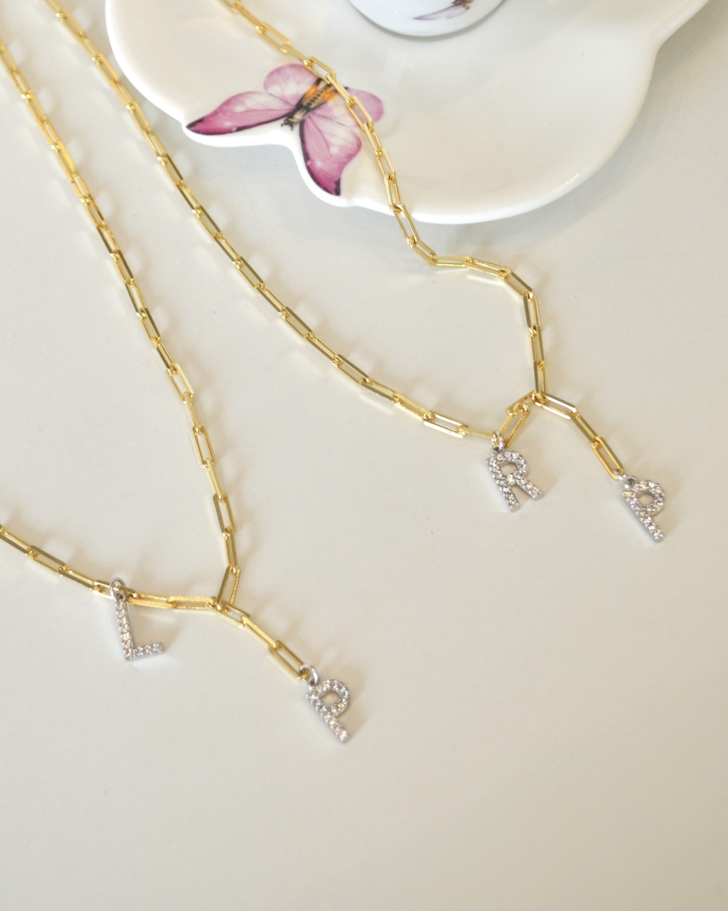 Colar Cartier Ouro com Letras Cravejadas R dio Branco