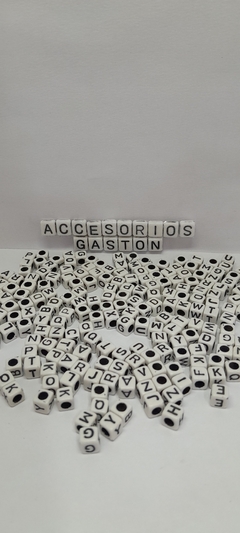 Dijes de letras blancas 6x6 mm x25 gramos.