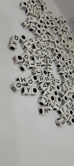 Dijes de letras blancas 6x6 mm x25 gramos. - comprar online