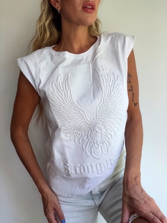 Remera• STRONGER white• - LA TIENDA by Me!