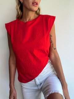 Remera• STRONGE red• - LA TIENDA by Me!