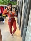 Conjunto cropped com calça montaria com detalhes azul na internet