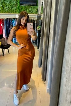 Vestido moletinho gola rolê sem manga telha