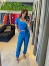 Conjunto blusa e calça forrada meia coxa com cinto