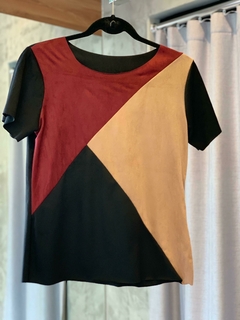 Blusa tricolor camurça - comprar online