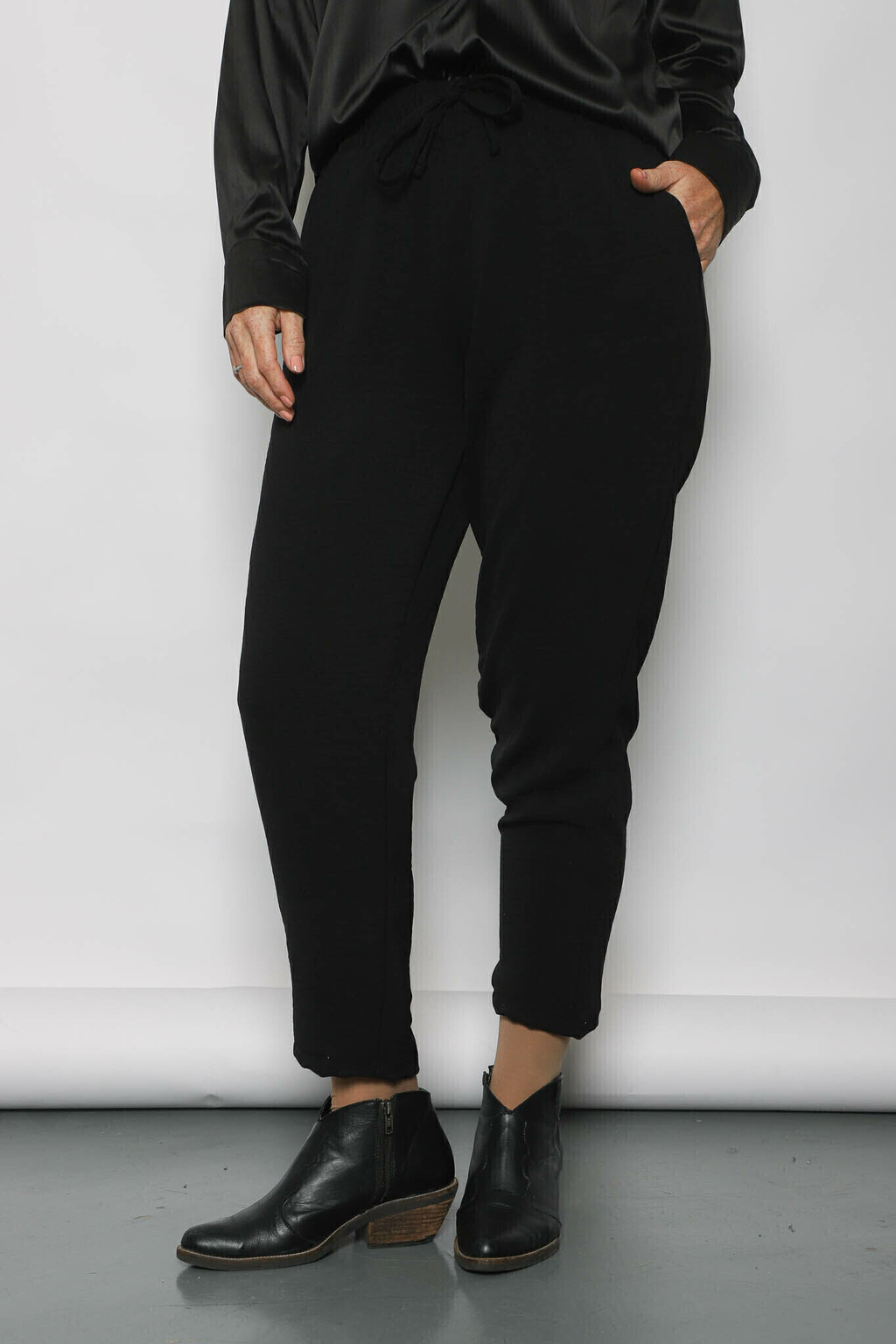 PANTALON NEGRO DE CREPE ARRUGADO Comprar en Channa