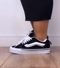 Tênis Vans Knu Skool Black True White na internet