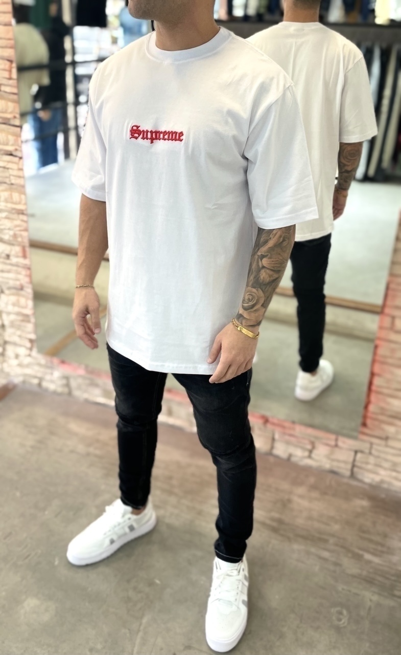 Remera supreme precio hotsell