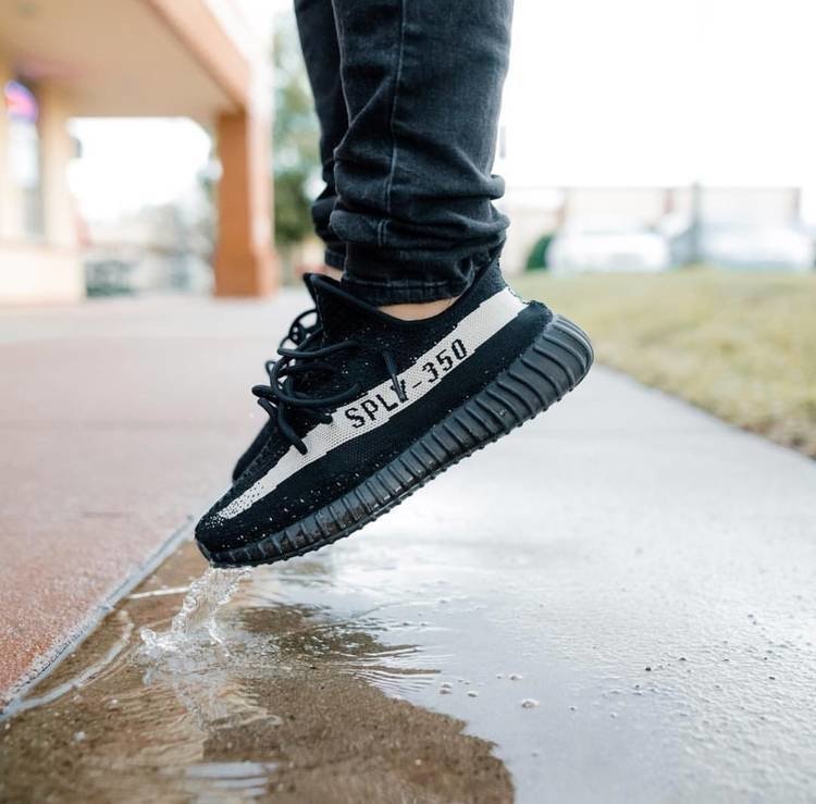 Tênis Yeezy Boost 350 V2 'Oreo'