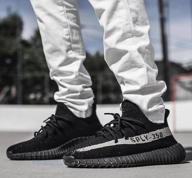 Tênis Yeezy Boost 350 V2 'Oreo'