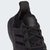 Adidas UltraBoost 21 'Triple Black' na internet