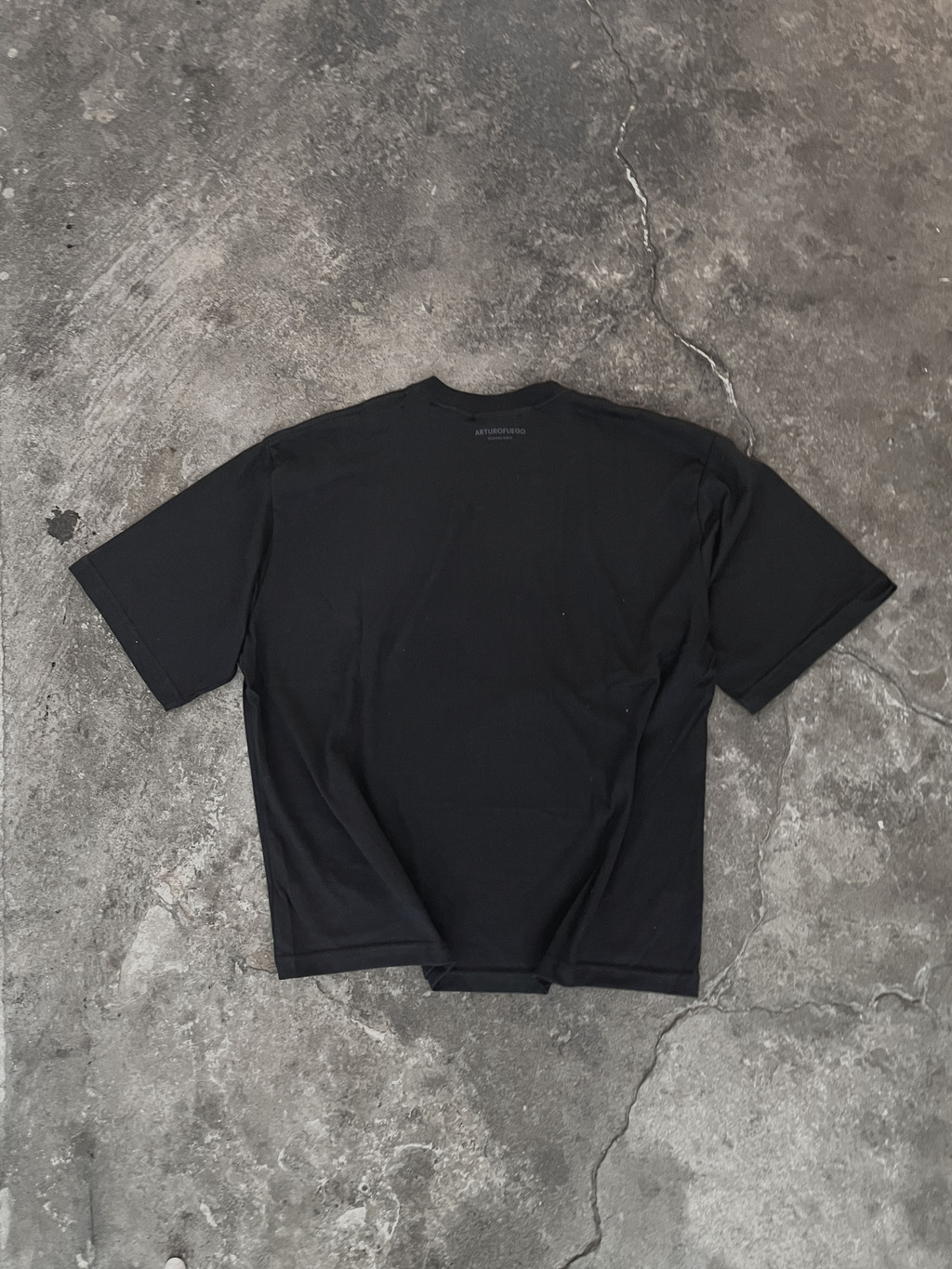 Remera gris con manga negra hotsell