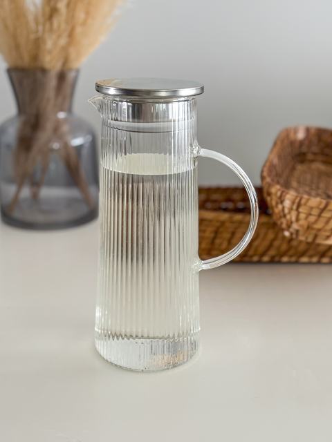 JARRA DE VIDRIO FINA CON LINEAS TAPA ACERO