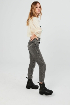 JEAN MOM HIGHT RISE LIGHT BLACK RAPSODIA - comprar online