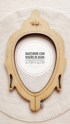 Bastidor con diseño de Buda, diámetro interno de 21 cm x 15 cm, sobre fondo claro.