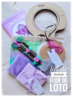 Kit de bordado "Flor de Loto" con hilos de colores, bastidor, tela y accesorios.