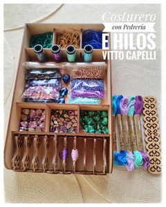 Costurero vintage con pedrería y hilos, diseñado por Vitto Capelli, mostrando una variedad de materiales de costura y adornos.