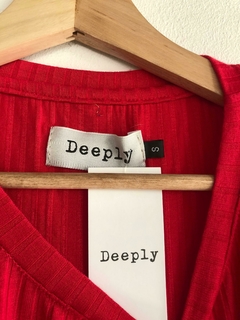 Remera roja Deeply en internet