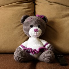 Ursa de saia roxa em amigurumi - loja online