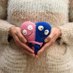 Abraço do coração bicolor em amigurumi - comprar online