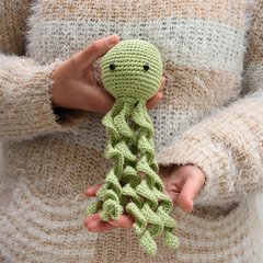 Polvo para newborn verde em amigurumi - comprar online