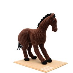 Cavalo marrom em amigurumi na internet
