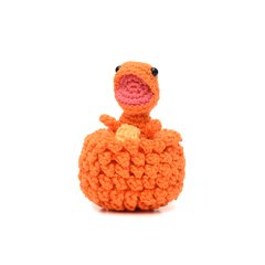 Ovo com filhote de dinossauro laranja em amigurumi - comprar online