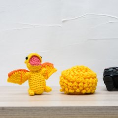 Ovo com filhote de Dragão amarelo em amigurumi na internet