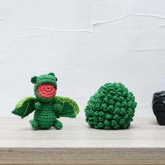 Ovo com filhote de Dragão verde em amigurumi na internet