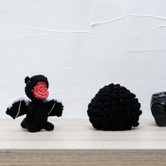 Ovo com filhote de Dragão preto em amigurumi na internet