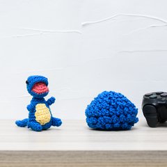 Ovo com filhote de dinossauro azul em amigurumi na internet