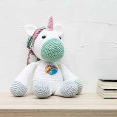 Unicórnio sentado em amigurumi - loja online