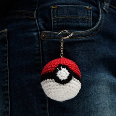 Chaveiro pokebola pequena em amigurumi - comprar online