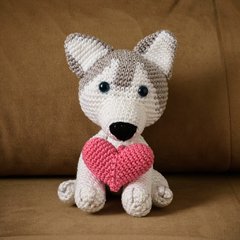 Husky com coração em amigurumi - comprar online