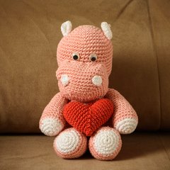 Hipopótamo com Coração em amigurumi - comprar online